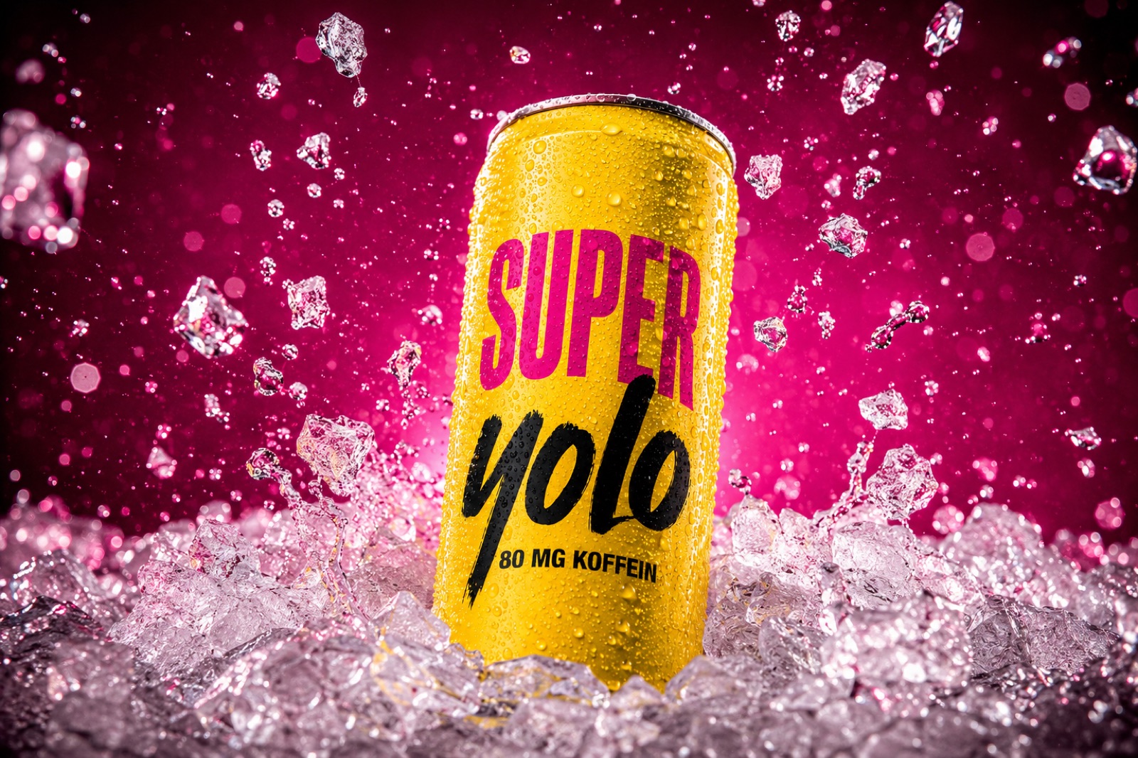 Gelbe SUPERYOLO-Dose halb in zerstoßenem Eis