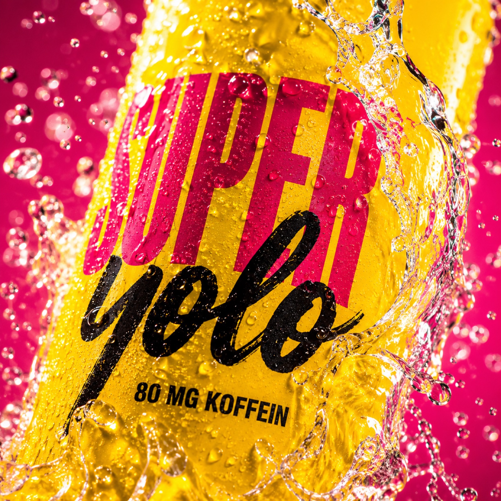 Nahaufnahme der gelben SUPERYOLO-Dose mit Wasserspritzern