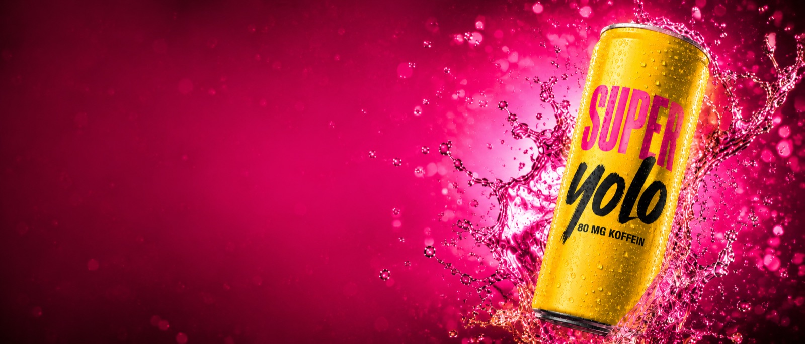Gelbe SUPERYOLO-Dose vor magentafarbenem Hintergrund